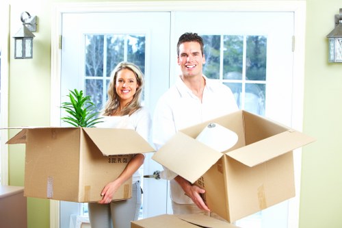 Low-carbon removal van loading recyclable moving materials
